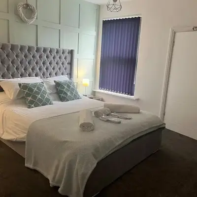 Flat1 Large modern King Bed flat