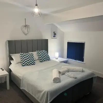 Flat3 large modern king Bed flat private bathroom ryan's place