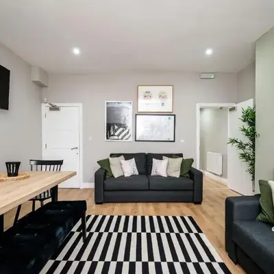 Picasso's Place Liverpool Apt Sleeps 9
