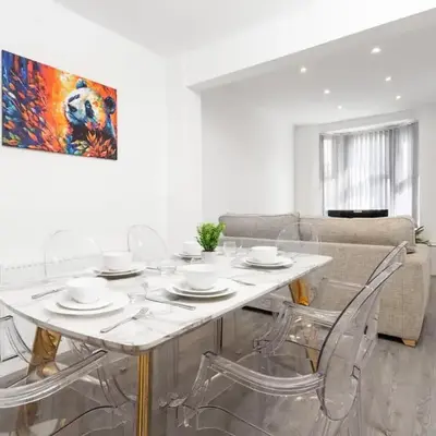 Beautiful House - Free Parking - 5 mins to centre