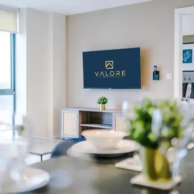 Stunning Top-Floor 2BR Free Parking & Stylish Stay