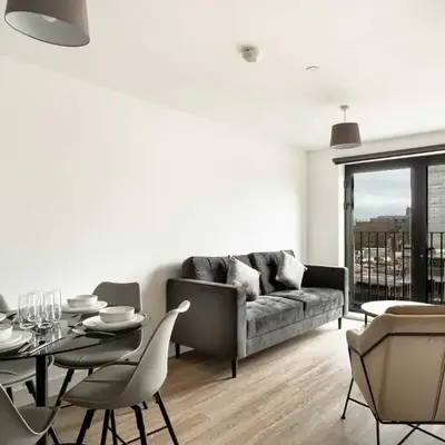 Spacious & Bright 2 Bed Apartment in Liverpool