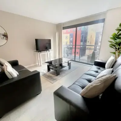 2BR City Centre Apt - Balcony - Sleeps 6