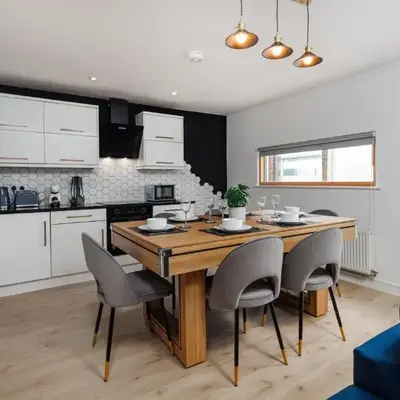 Flatzy - Prime City Apartment with Free Parking & Ping Pong Table