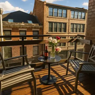Central Apt With Balcony - Walk to Bars & Stations
