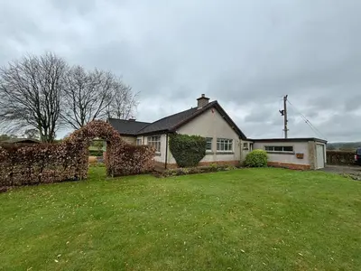 a house with a hedge in the yard at Oaken Fields, Waddington, Clitheroe in Waddington