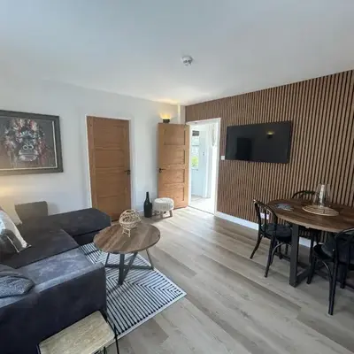 The Hideaway - 2-Bedroom Apartment with outdoor terrace & free parking