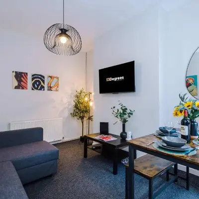 Stylish 3-Bed Home in Liverpool by 53 Degrees Property