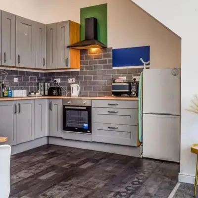 Bond Street Apartment Near the Promenade with Two Bathrooms and Workspace