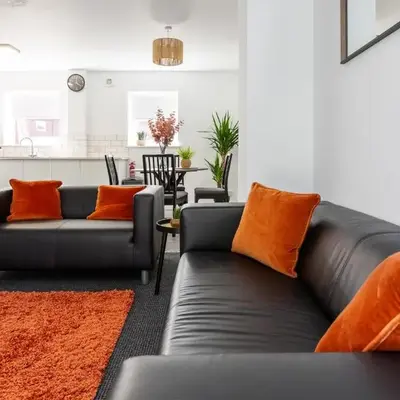 Waterfront 2 Bed Apartment - Free Parking & Wi-Fi