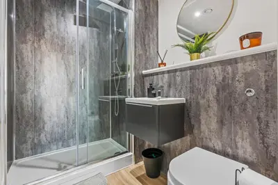 a bathroom with a shower and a toilet and a sink at Elegance Suite 2Bed 2BR Contractors Central in Liverpool