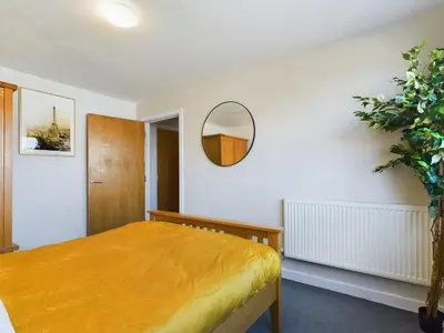 a bedroom with a bed and a mirror on the wall at Group-Friendly City-Centre Flat Wifi, sleeps 4 in Liverpool