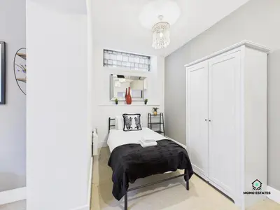 a bedroom with a bed with a black blanket at Knowledge Quarter - Near Uni and Lime St - 2 En Suite, 1 WC in Liverpool