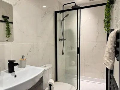 a bathroom with a shower and a toilet and a sink at 6B 3Bath - Free Parking - TVs In EVERY Room in Liverpool