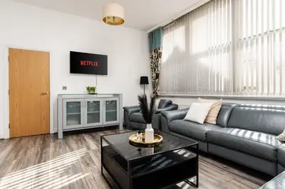 a living room with a couch and a table at Castle St Steps to Ivy Washer Pet-Friendly in Liverpool