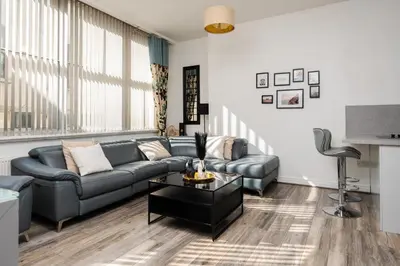 a living room with a couch and a table at Castle St Steps to Ivy Washer Pet-Friendly in Liverpool