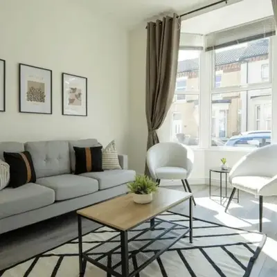 3 Bed House 9 mins walk to Anfield Sleeps 7