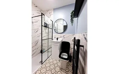 a bathroom with a toilet and a mirror at Lodginet Stays - County View - 1BR Flat 4 in Liverpool