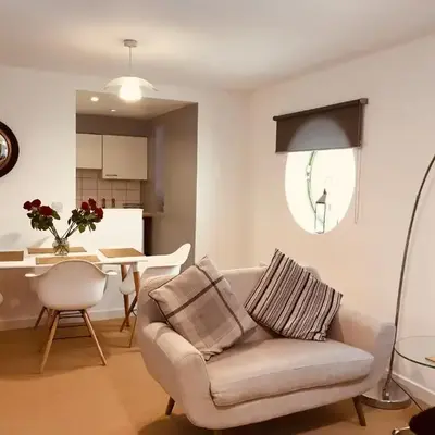 2 bed GF Docklands Apartment - Free Parking for 1 car