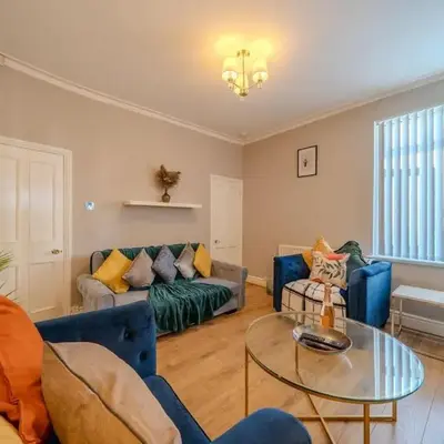 Sleeps 7- Spacious 3 Bed House w Free Parking