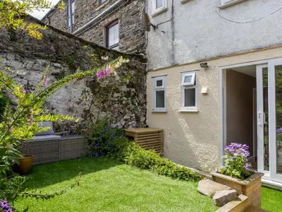 a small garden in the courtyard of a house at Pass the Keys Bright Town-Centre Flat with Outdoor Area in Ulverston
