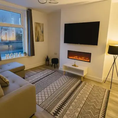 New Stylish Modern Home & Free Parking!