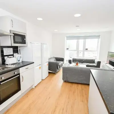 Spacious 6 Bedroom Apartment in Liverpool