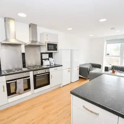 Spacious 13 Bedroom Apartment in Liverpool