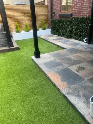 a green lawn with a pole in a yard at Casa Rocío in Liverpool