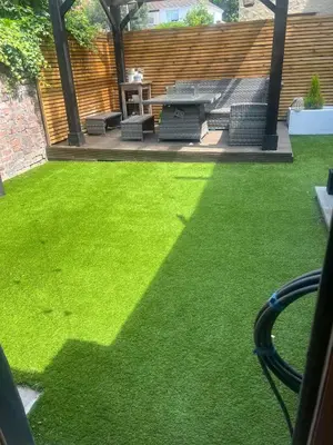 a yard with green grass and a table and chairs at Casa Rocío in Liverpool