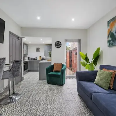 Sutcliffe House - Air Host & Stay - 3 bed 3 bath - Contractor Friendly