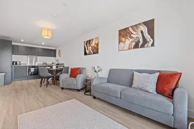 a living room with a couch and a kitchen at Liverpool City Stay 2BR Apartment Sleeps 3 in Liverpool