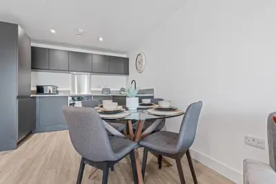 a kitchen and dining room with a table and chairs at Liverpool City Stay 2BR Apartment Sleeps 3 in Liverpool