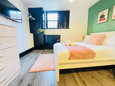 a bedroom with a bed and a green wall at Pembroke Place Private Room 11 in Liverpool
