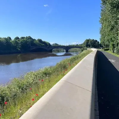 6 bedroom house with Riverviews - Free parking