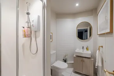 a bathroom with a shower and a toilet and a sink at Luxury Liverpool City Centre Apartment with Balcony, Sleeps 8, Near Liverpool ONE and Royal Albert Docks in Liverpool