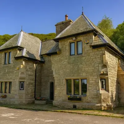 4 Bed Retreat-Sleeps 7-Parking-Garden-Lake Views