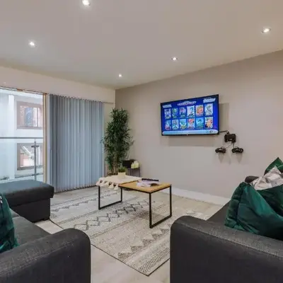 Spacious City Centre 2 Beds 2 baths Sleeps 10