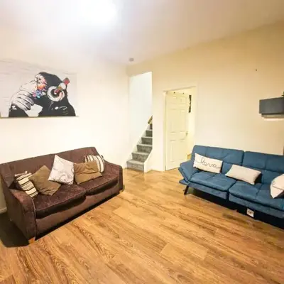 Leyland Town Centre Quiet Hub 2 bedroom 4 beds superfast WIFI free parking close to station and High Street