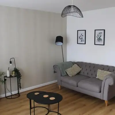 Sleeps 5 Double Driveway Parking Close to City & Football Stadiums