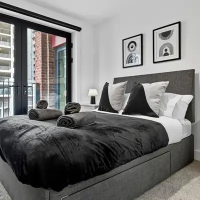 2BR Apt - City Centre - Parking - Balcony - Long Stays - Contractors