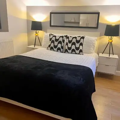 New Modern 3 Bed En-suites City Centre Apartment - Sleeps 8- Paid Parking Options