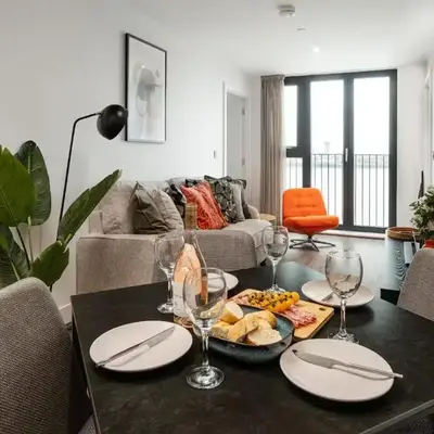 River Mersey Views Modern 2-Bed Waterfront Flat Near Albert Dock