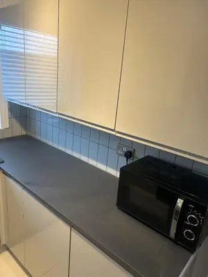 a microwave on a counter in a kitchen at Cosy Apartment in Wallasey Village Near Liverpool in Wallasey