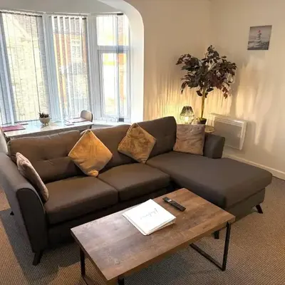 1 Double Bedroom Great Location - Holmfield Road