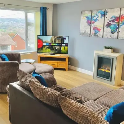 Lovely 4-bed home sleeps 8 Nr Bolton Stadium & M61
