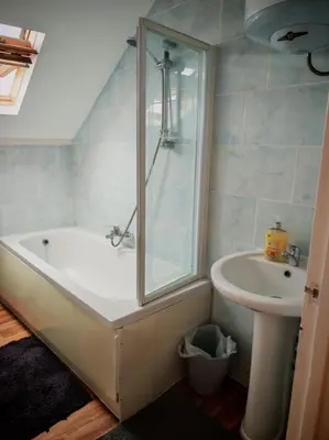 a bathroom with a bath tub and a sink at MARLEY MANSIONS APARTMENT Clarendon FT3 in Wallasey