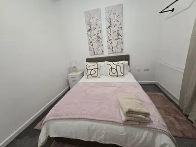a bedroom with a bed with a pink blanket at Room 2 Shared House 3 min from Stadium in Liverpool
