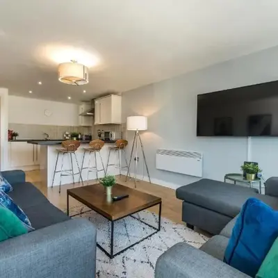Central 2 Bed Apt with Balcony