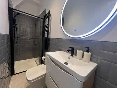 a bathroom with a sink and a mirror and a toilet at Liverpool Willow House - 4 Bed Close to Anfield Stadium in Liverpool